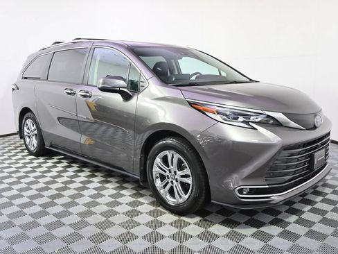 Used 2023 Toyota Sienna Platinum AWD/4WD image 8
