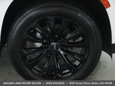Used 2021 GMC Yukon Denali w/ Denali Premium Package AWD/4WD image 42