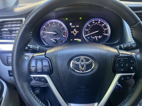 Used 2019 Toyota Highlander XLE AWD/4WD image 12