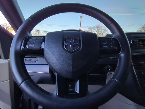 Used 2017 Dodge Grand Caravan SXT image 29