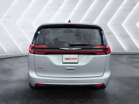 Used 2024 Chrysler Pacifica Touring-L FWD image 5
