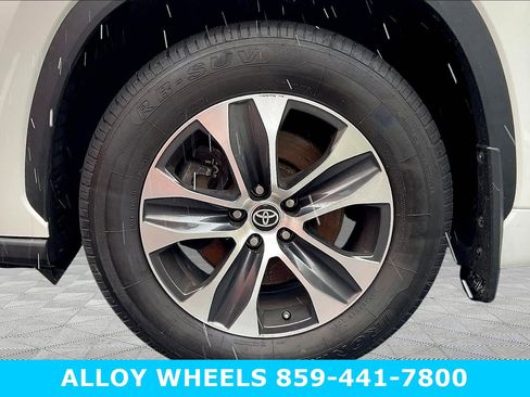 Used 2023 Toyota Highlander XLE image 8