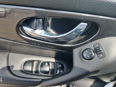 Used 2017 Nissan Rogue SV FWD image 25