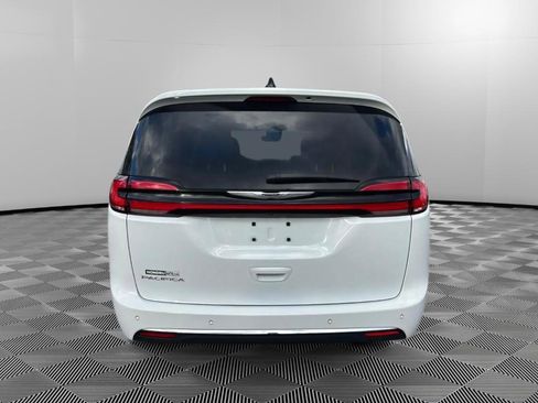Used 2024 Chrysler Pacifica Touring-L image 8