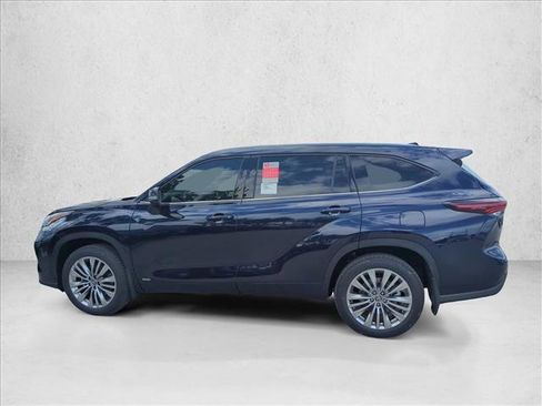 New 2026 Toyota Highlander Platinum image 8