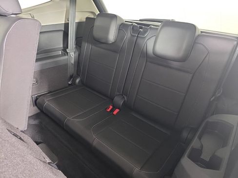 Used 2018 Volkswagen Tiguan SE w/ Panoramic Sunroof Package AWD/4WD image 29