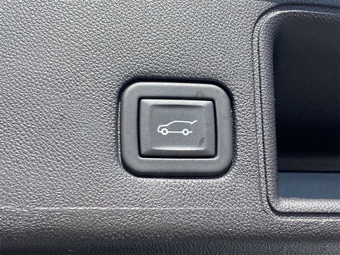 Used 2024 GMC Terrain SLT image 13