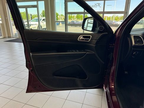 Used 2018 Jeep Grand Cherokee Altitude AWD/4WD image 9