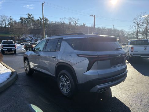 Certified 2025 Chevrolet Traverse LT w/ Driver Confidence Package image 8