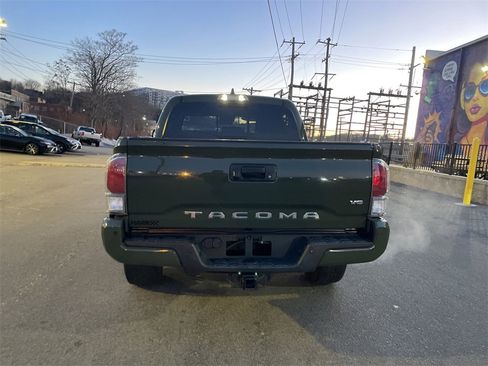 Used 2021 Toyota Tacoma TRD Sport w/ Technology Package image 4