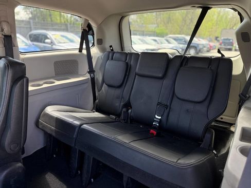 Used 2014 Chrysler Town & Country Touring image 7