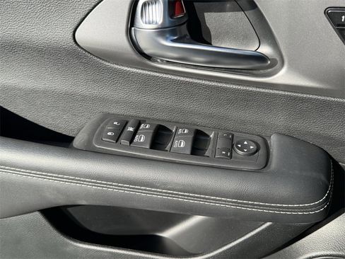 Used 2025 Chrysler Pacifica Select image 19