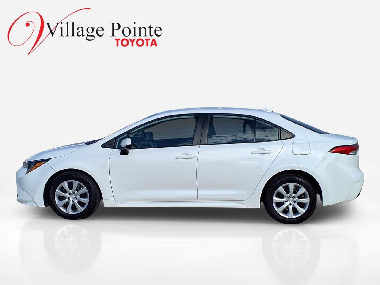 Used 2023 Toyota Corolla LE FWD image 2