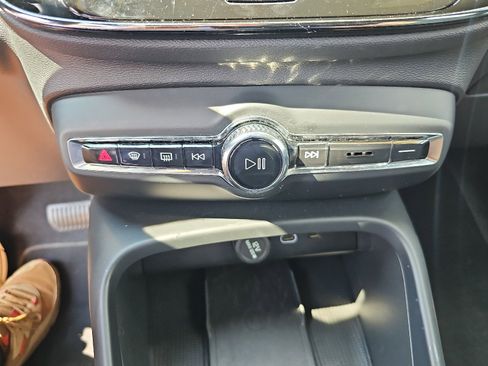 Used 2024 Volvo XC40 B5 Core image 12