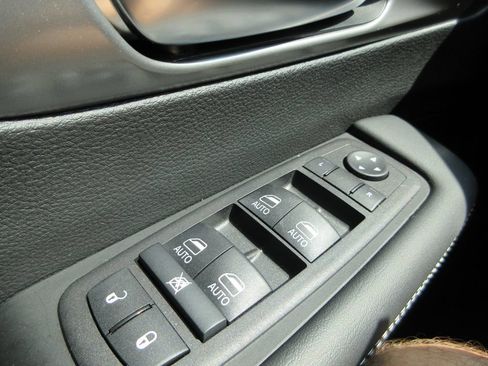 Used 2025 Chrysler Pacifica Select w/ Fav Edition Package FWD image 28