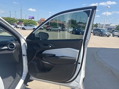 Used 2024 Chevrolet Trax LT FWD image 22