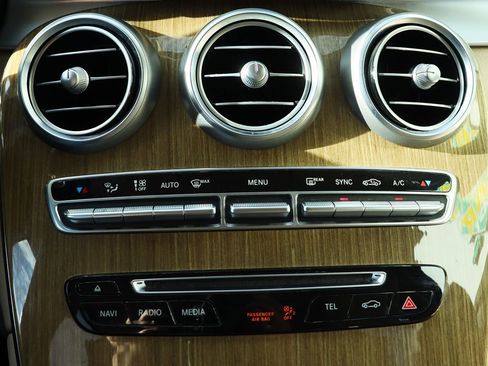 Used 2018 Mercedes-Benz GLC 300 w/ Premium Package image 46