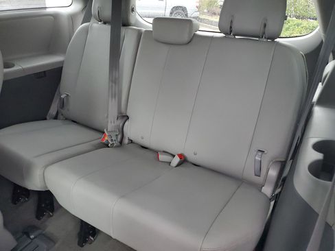 Used 2018 Toyota Sienna XLE Premium image 12