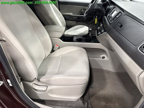 Used 2018 Kia Sedona LX image 5