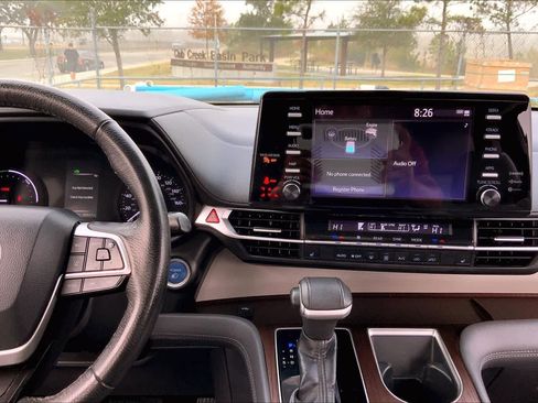 Used 2022 Toyota Sienna XLE image 7