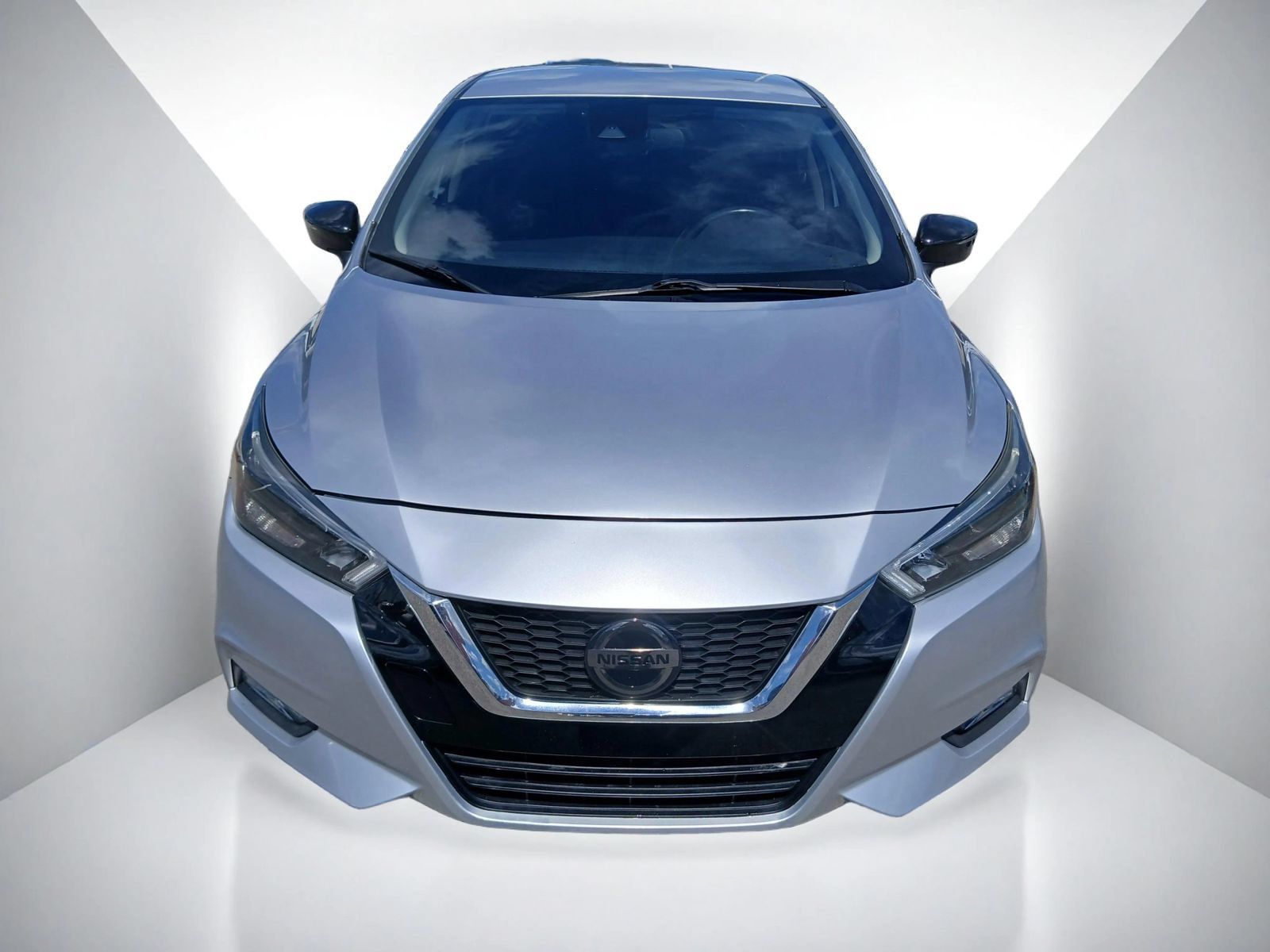Used 2020 Nissan Versa SR w/ Convenience Package FWD image 3