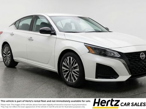 Used 2025 Nissan Altima 2.5 SV image 1