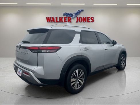 Used 2025 Nissan Pathfinder SL FWD image 7