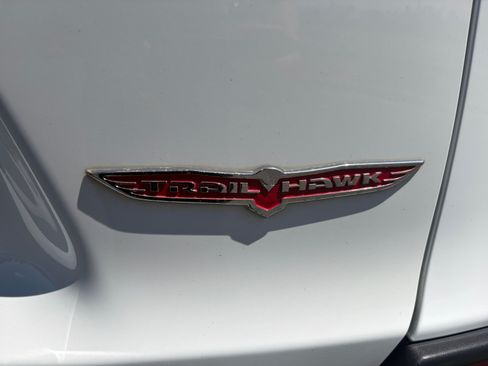 Used 2019 Jeep Cherokee Trailhawk w/ Comfort/Convenience Group AWD/4WD image 33
