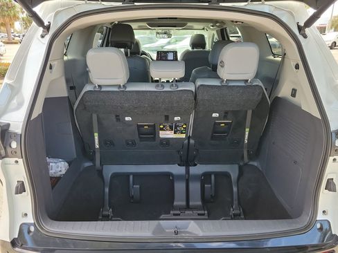 Used 2024 Toyota Sienna Limited image 9