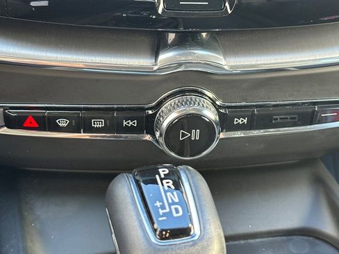 Used 2018 Volvo XC60 T5 Momentum w/ Convenience Package image 23