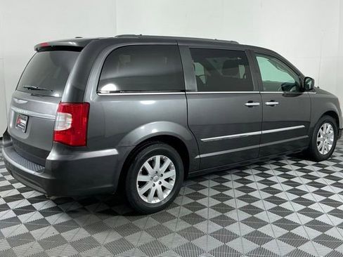 Used 2015 Chrysler Town & Country Touring w/ Driver Convenience Group FWD image 7