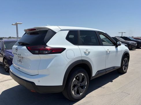 Used 2025 Nissan Rogue SV FWD image 2