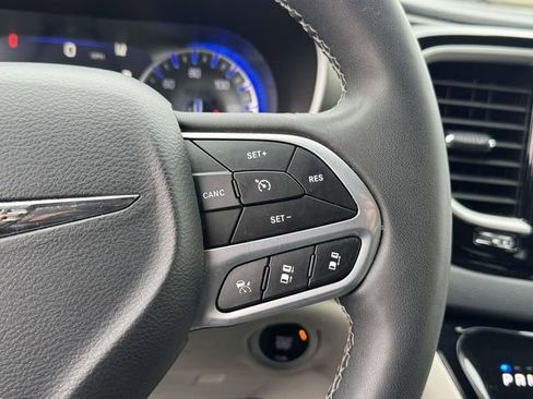Used 2023 Chrysler Pacifica Touring-L image 10