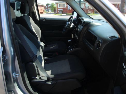 Used 2014 Jeep Patriot Latitude w/ Sun/Sound Group FWD image 10