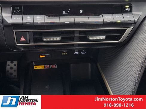 Used 2025 Toyota Camry SE image 21