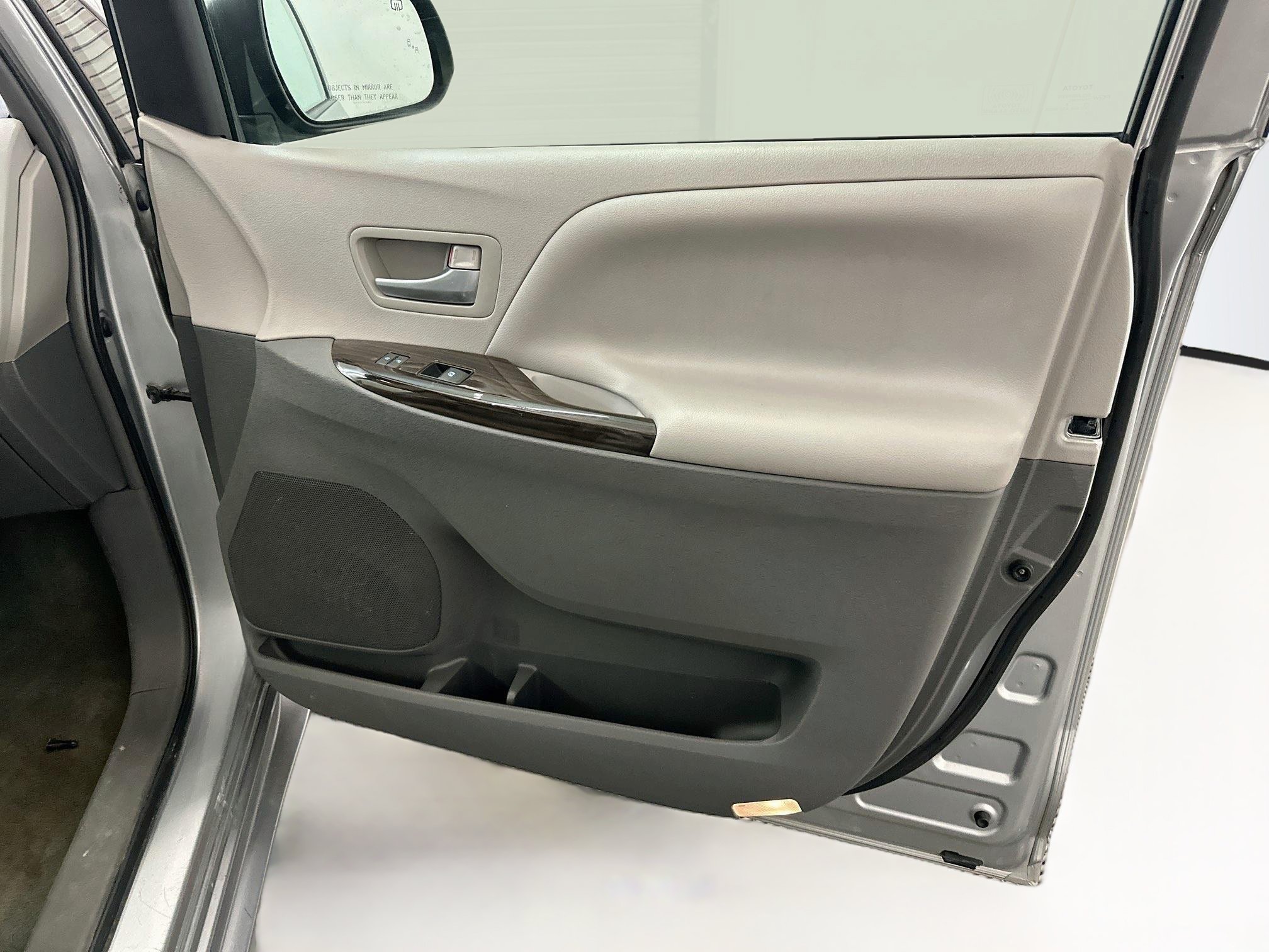 Used 2016 Toyota Sienna XLE w/ XLE Navigation Package FWD image 36