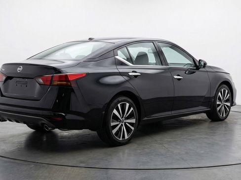 Used 2025 Nissan Altima 2.5 SV image 9