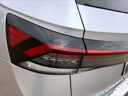 Used 2025 Volkswagen Taos SE image 29