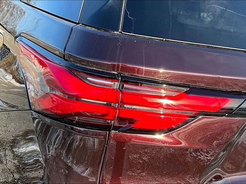 Used 2023 Chevrolet Traverse LT image 25