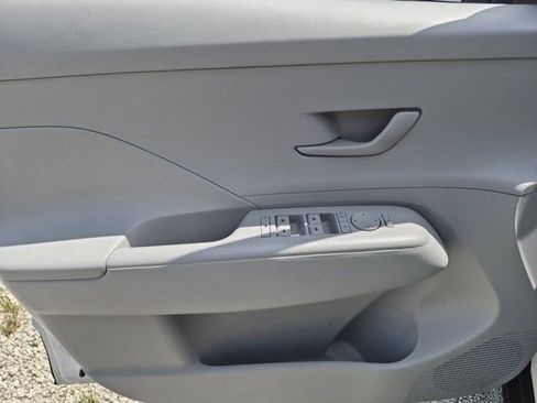 Used 2025 Hyundai Kona SEL FWD image 11