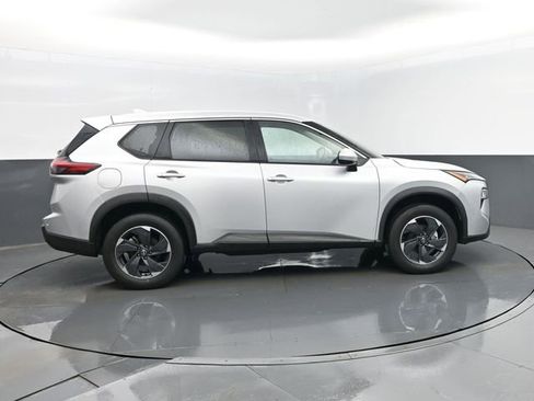Used 2025 Nissan Rogue SV image 4