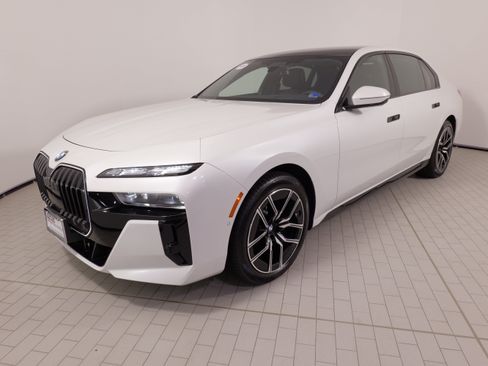 Used 2025 BMW 740i xDrive w/ Executive Package AWD/4WD image 4