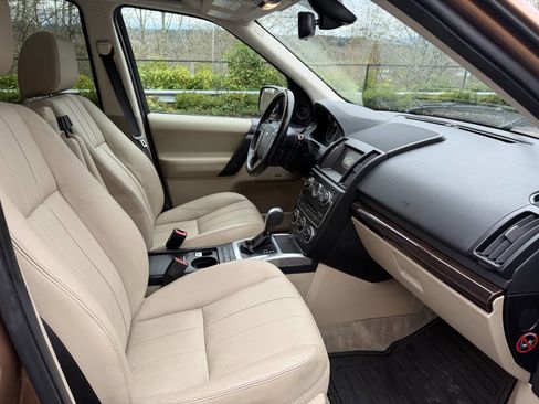 Used 2014 Land Rover LR2 HSE image 15