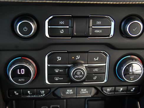 Used 2023 Chevrolet Tahoe Premier w/ Advanced Technology Package RWD image 33