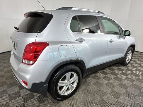 Used 2017 Chevrolet Trax LT w/ LT Convenience Package FWD image 3