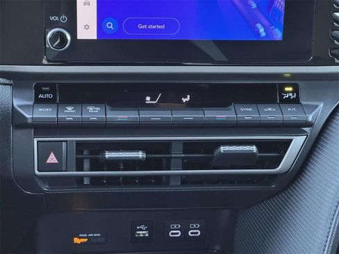 Used 2025 Toyota Camry SE image 5