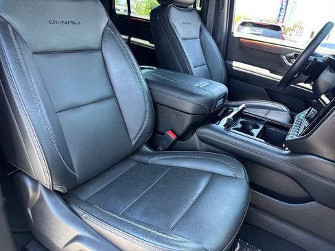 Used 2025 GMC Yukon XL Denali AWD/4WD image 8