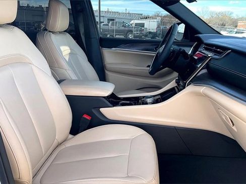 Used 2023 Jeep Grand Cherokee Limited image 7