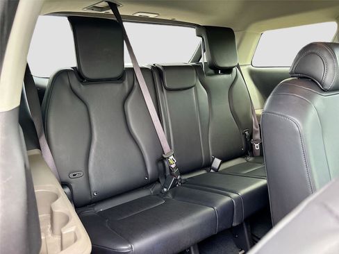 Used 2025 Kia Carnival FWD image 27