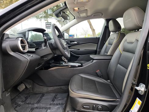 Certified 2025 Chevrolet Trax ACTIV image 9